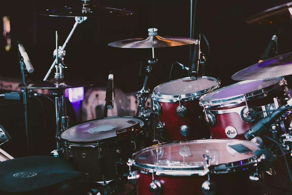 Pratique a percussão e seja um baterista