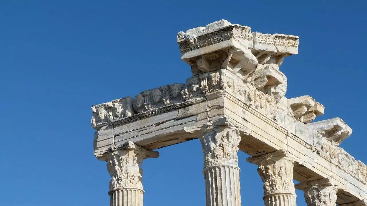 Aprenda o idioma que deu origem ao português