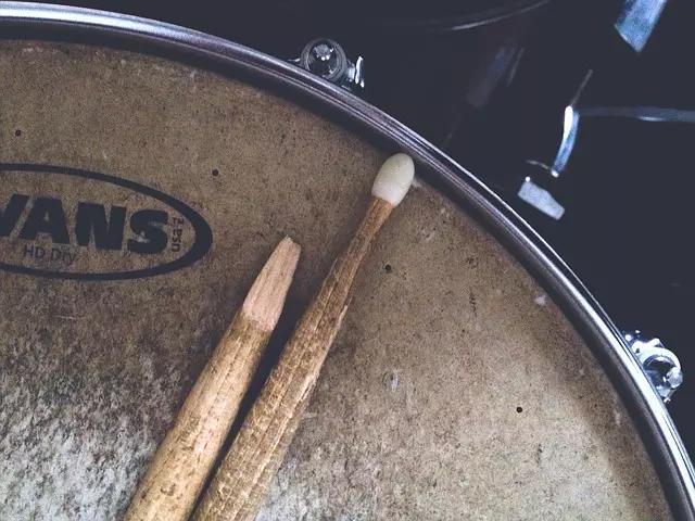 É preciso ter força nos braços pra tocar heavy metal!