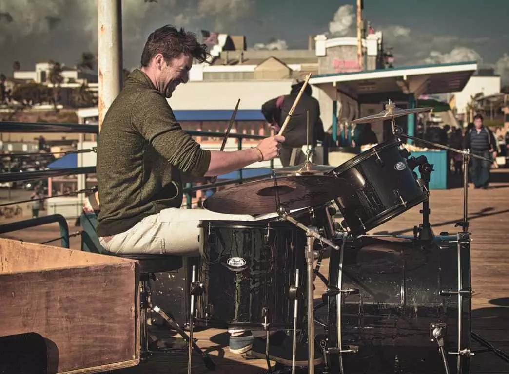 Faça aulas de percussão e seja baterista