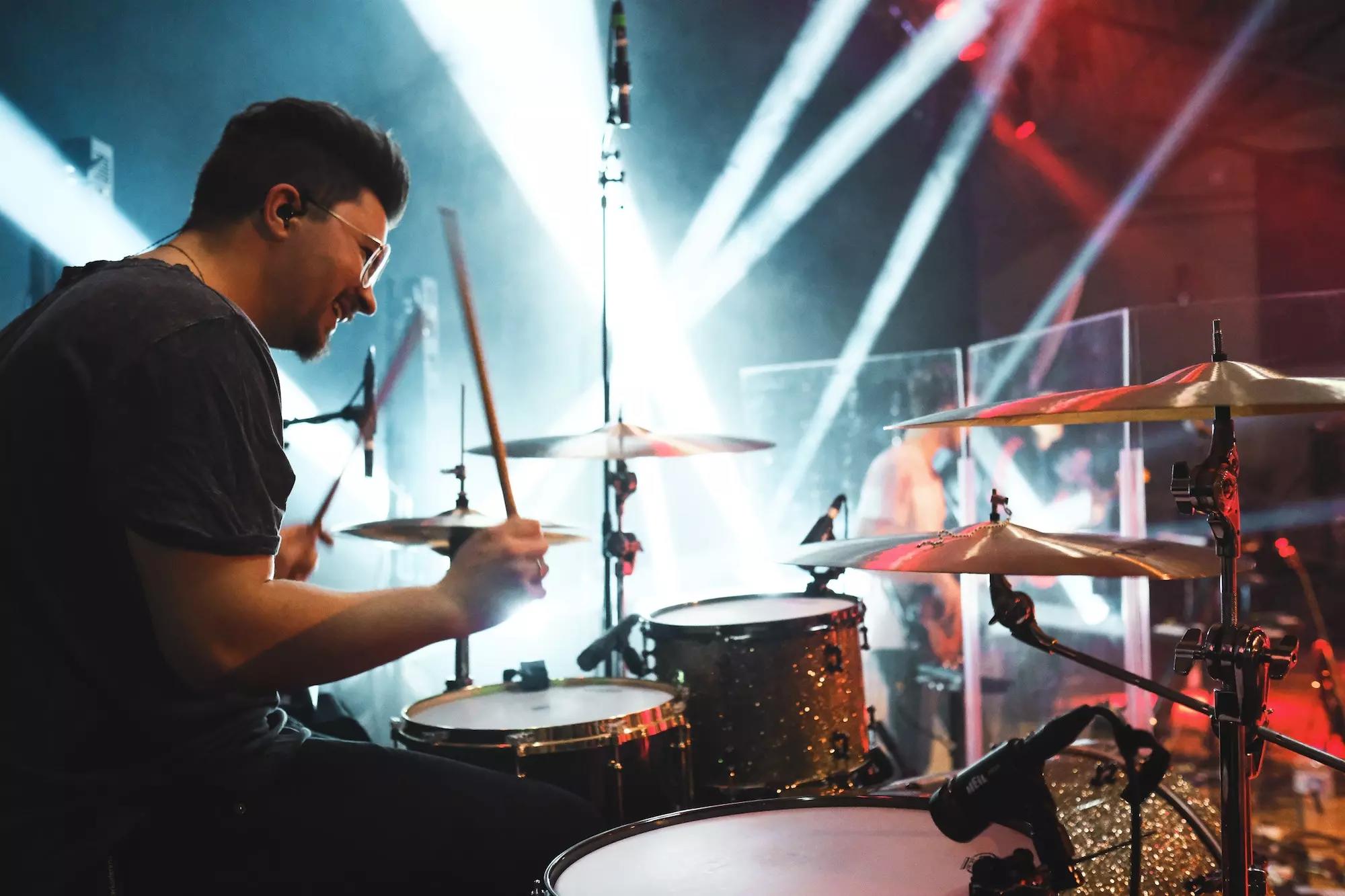 toque bateria como um músico profissional