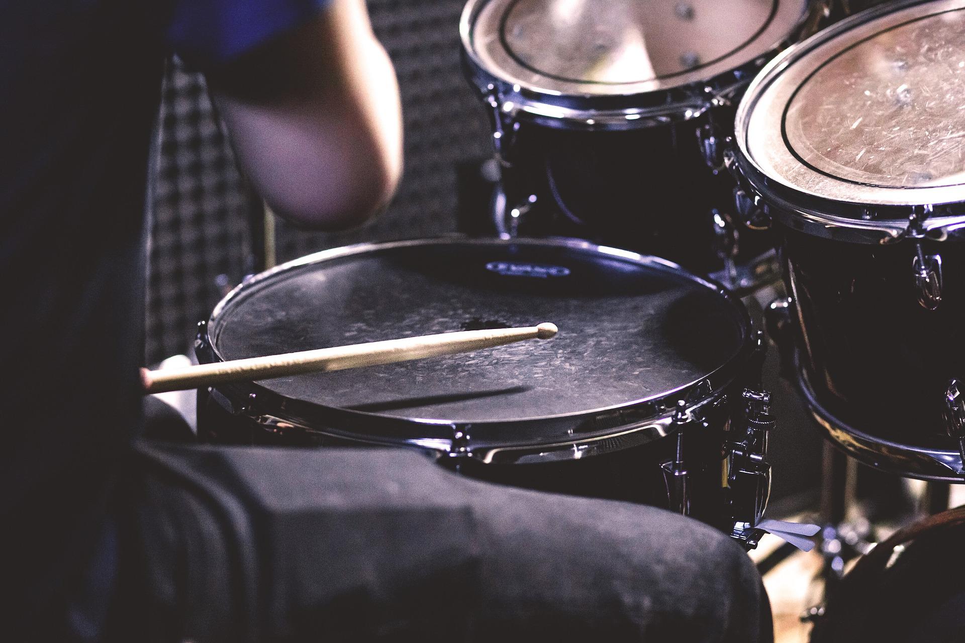 Pessoa tocando bateria.