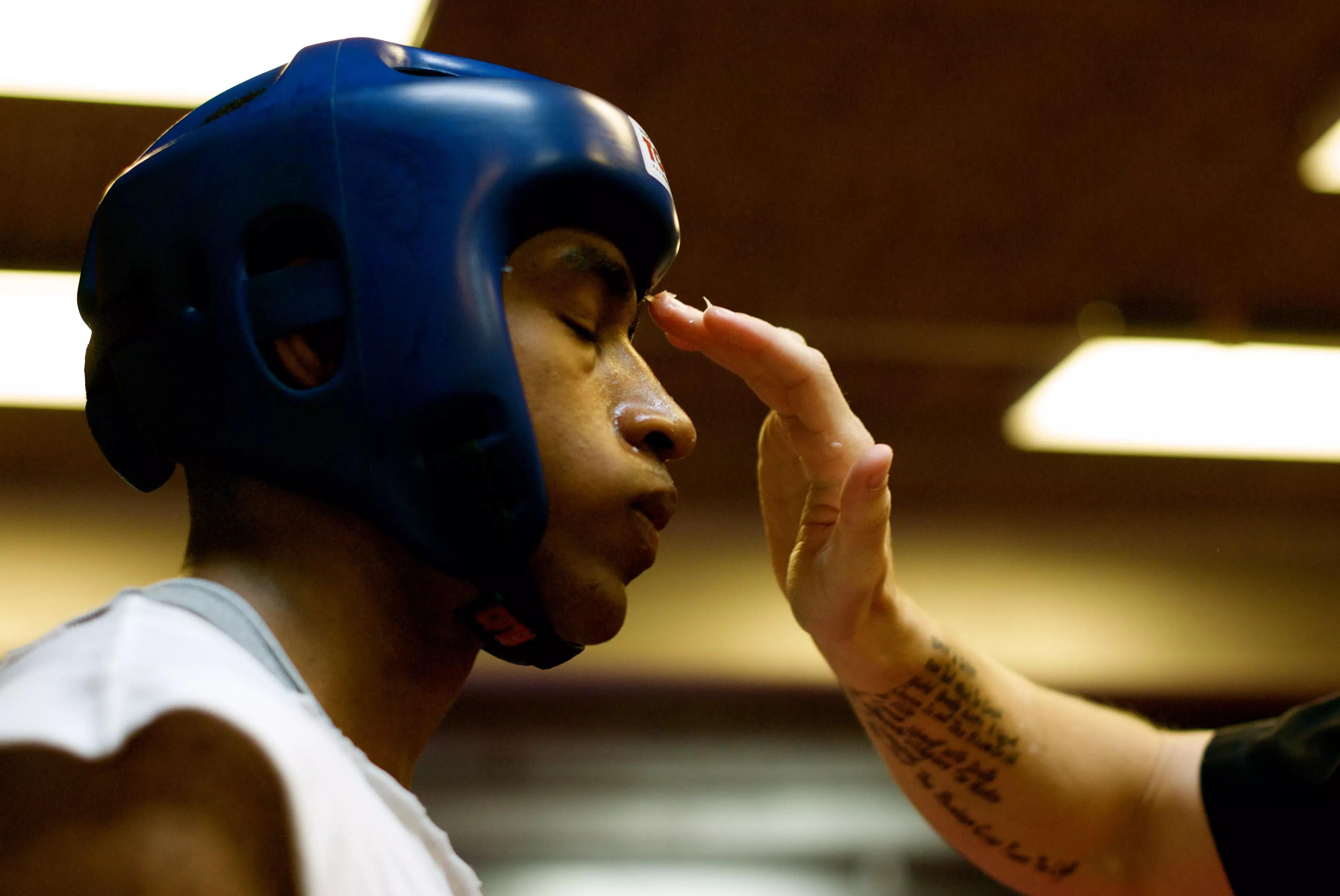 a importância de proteger a cabeça na luta de boxe