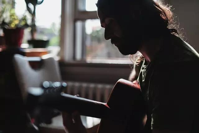 Prática é muito importante para o aprendizado do violão.