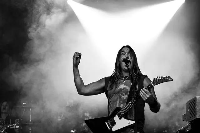 O guitarrista de rock pesado precisa espancar a guitarra!