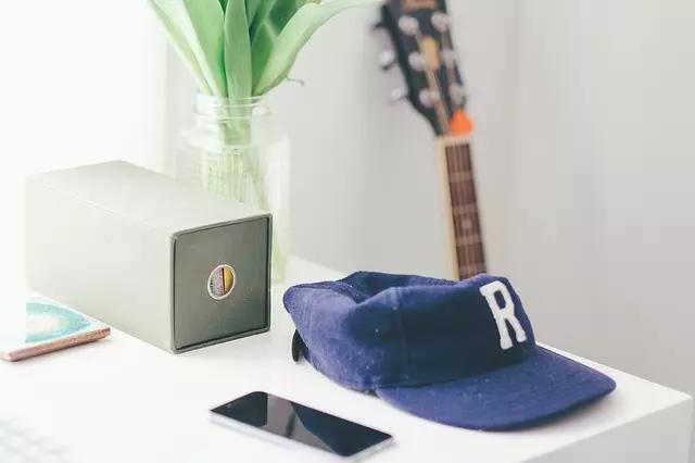 Muita gente aprender a tocar violão de maneira autodidata.