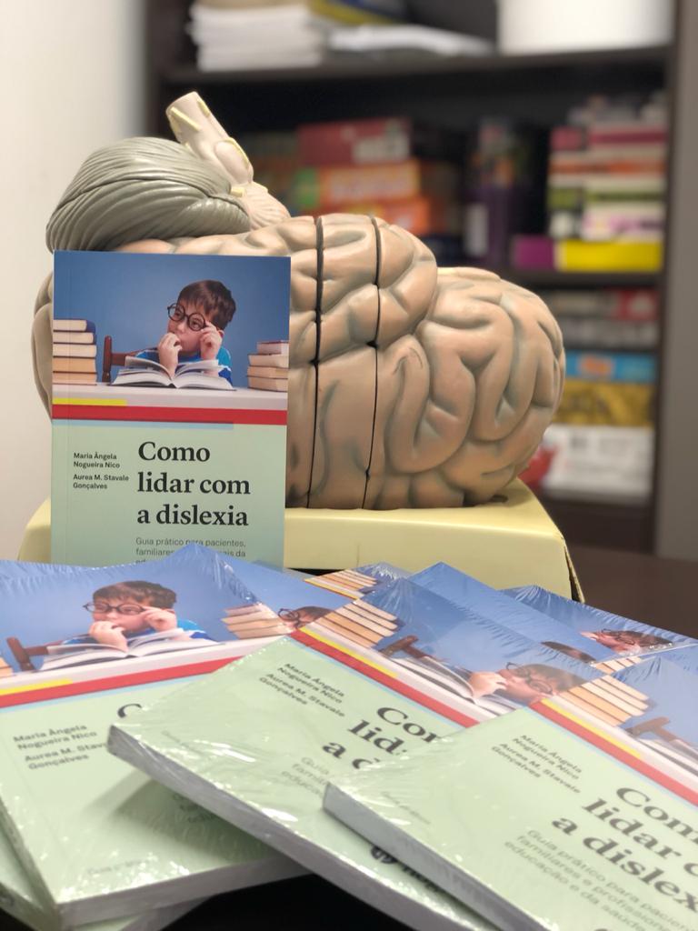 Uma imagem com vários livros sobre dislexia