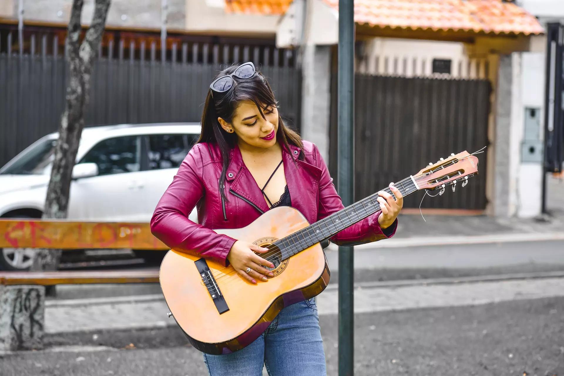 aula de violão com um professor particular
