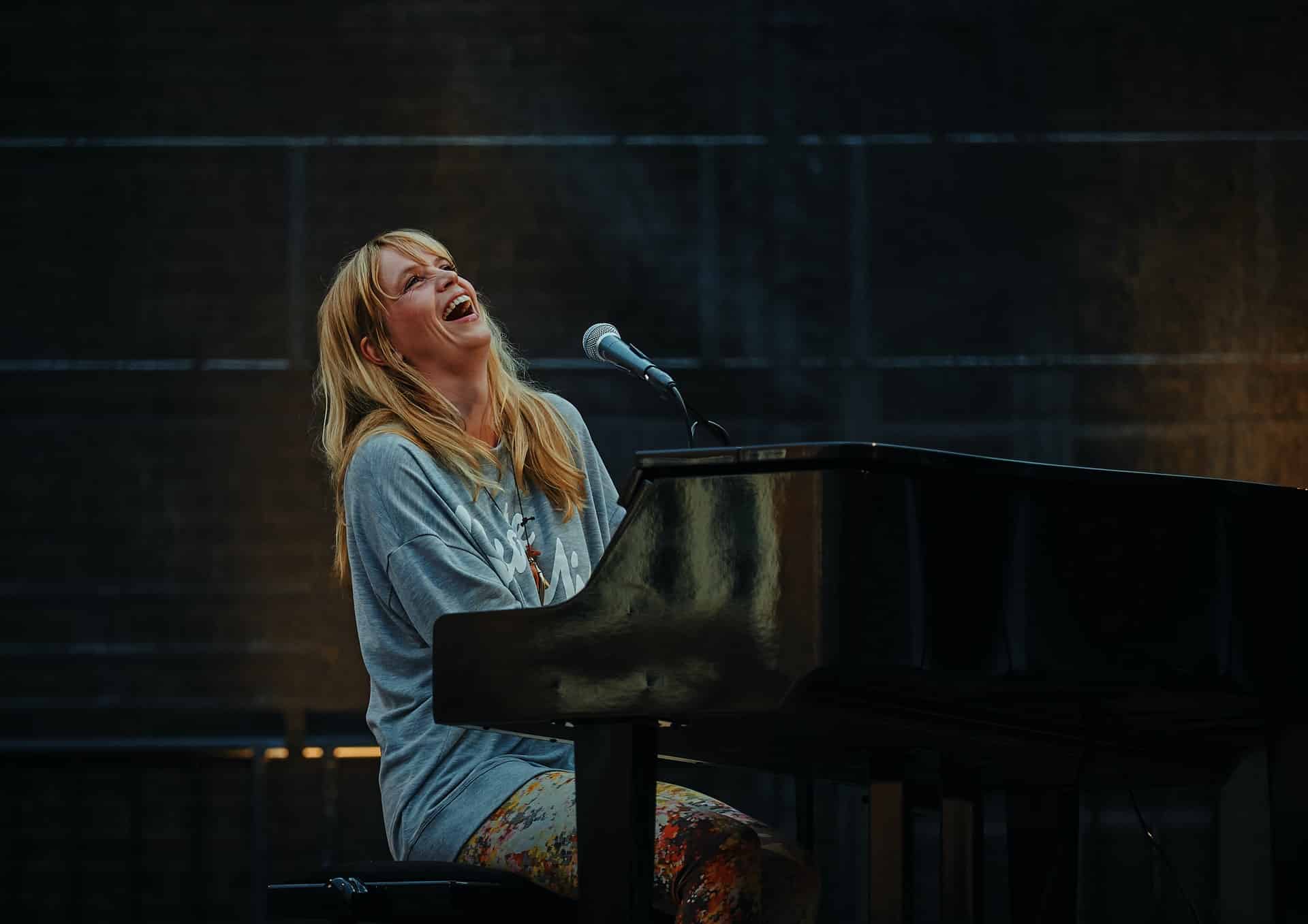mulher branca tocando piano