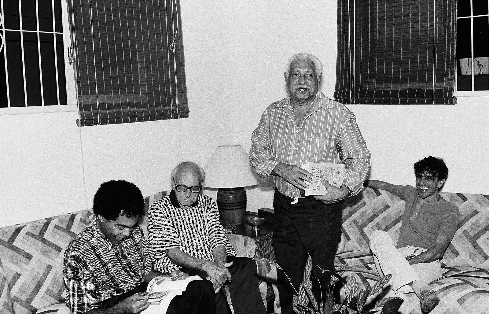 Pierre Verger em uma sala sentado com Gilberto Gil e Caetano Veloso