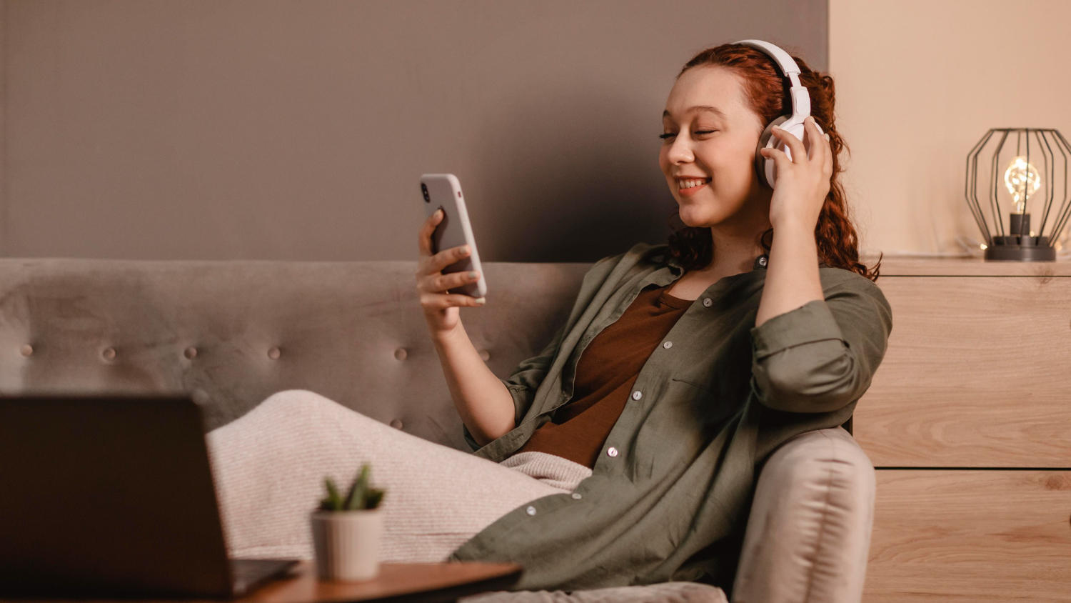 Mulher ouvindo podcast em inglês.