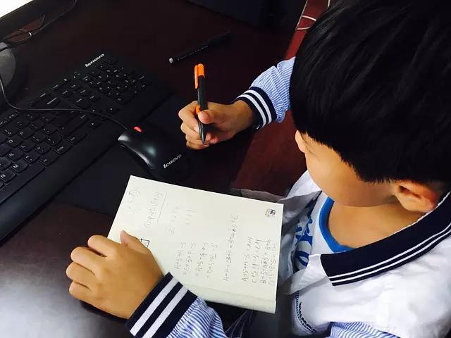 Isso sem contar que os jovens adoram passar um tempo a mais na frente do computador!