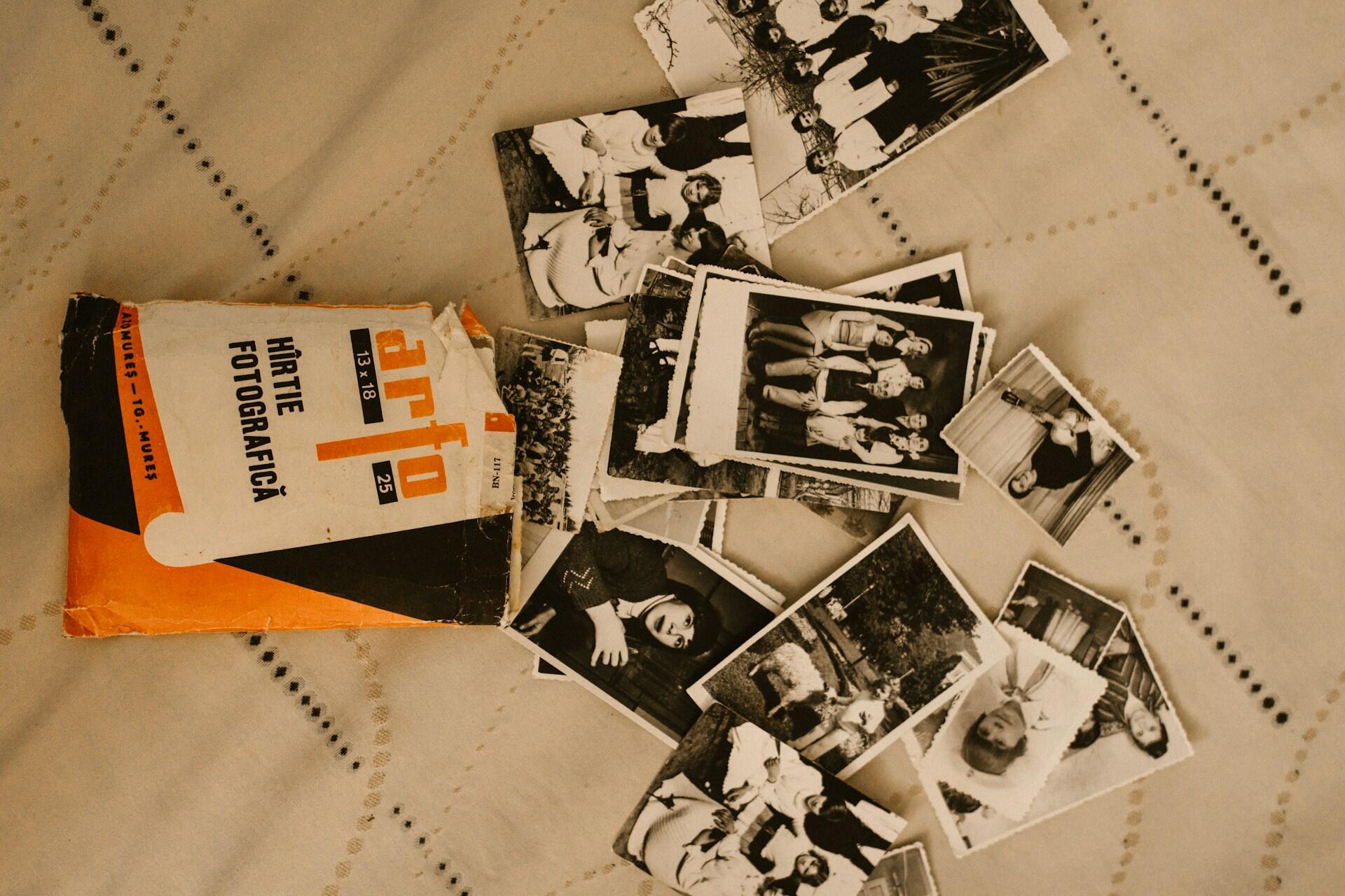 Várias fotos espalhadas em uma mesa, fotos reveladas 