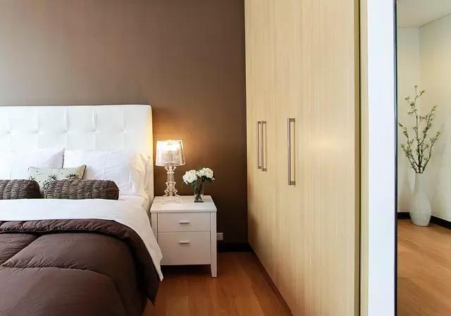 Tanto hotéis quanto apartamentos alugados podem ser uma boa opção.