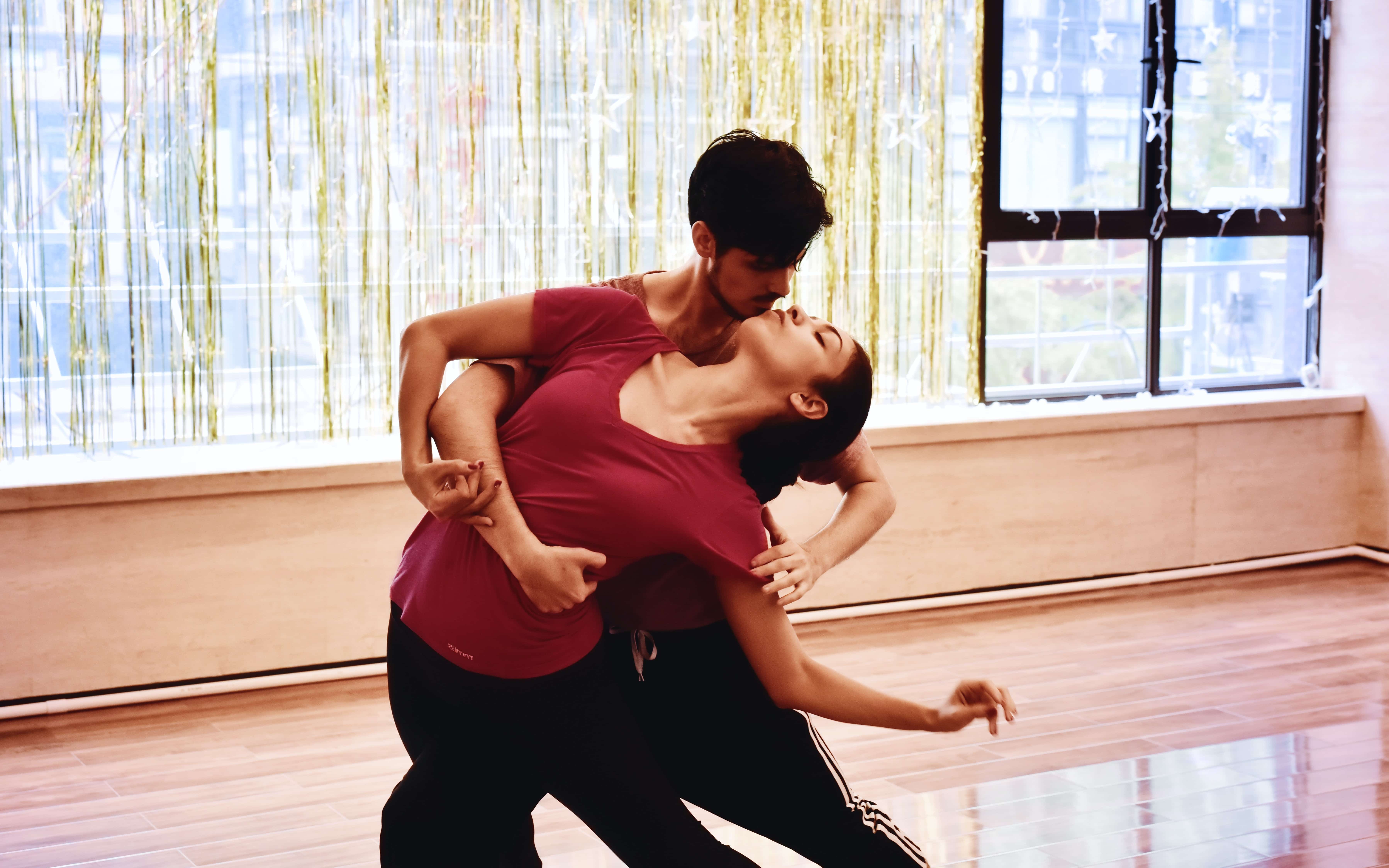 duas pessoas dançando ballet