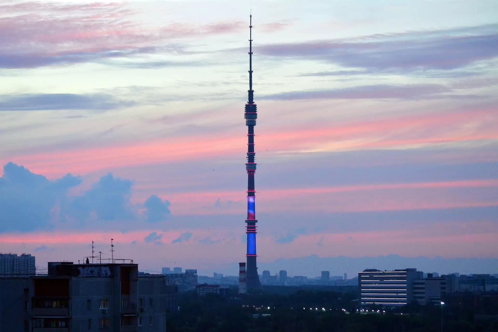 Torre Ostankino de transmissão de rádio em Moscou