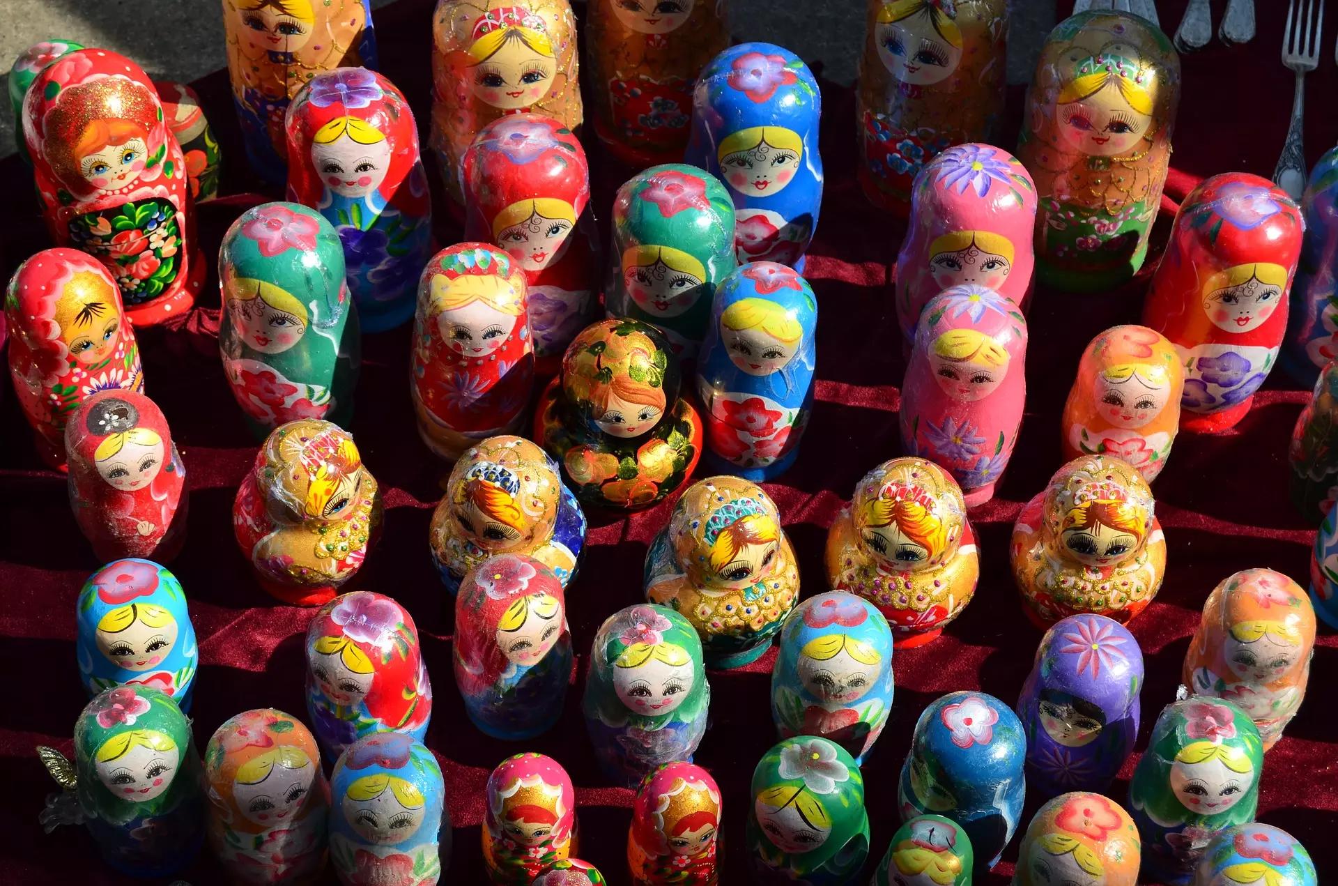 Bonecas russas de diversas cores e tamanhos.