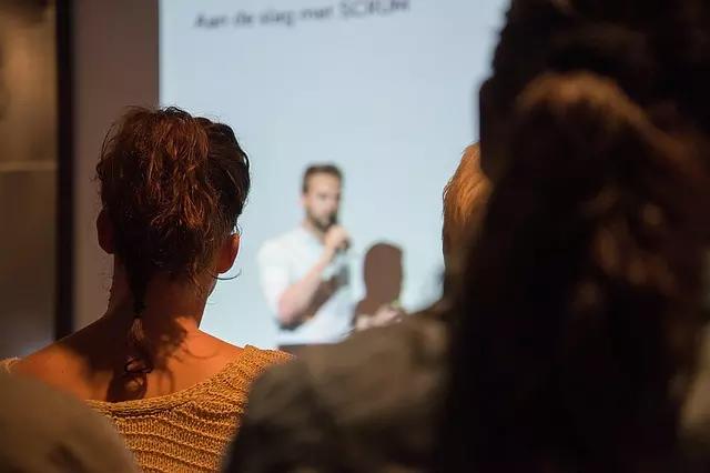 Você não vai começar dando palestras, mas vai conseguir ser entendido rapidamente.