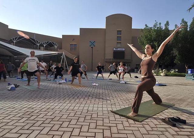 Aula de yoga ao ar livre.