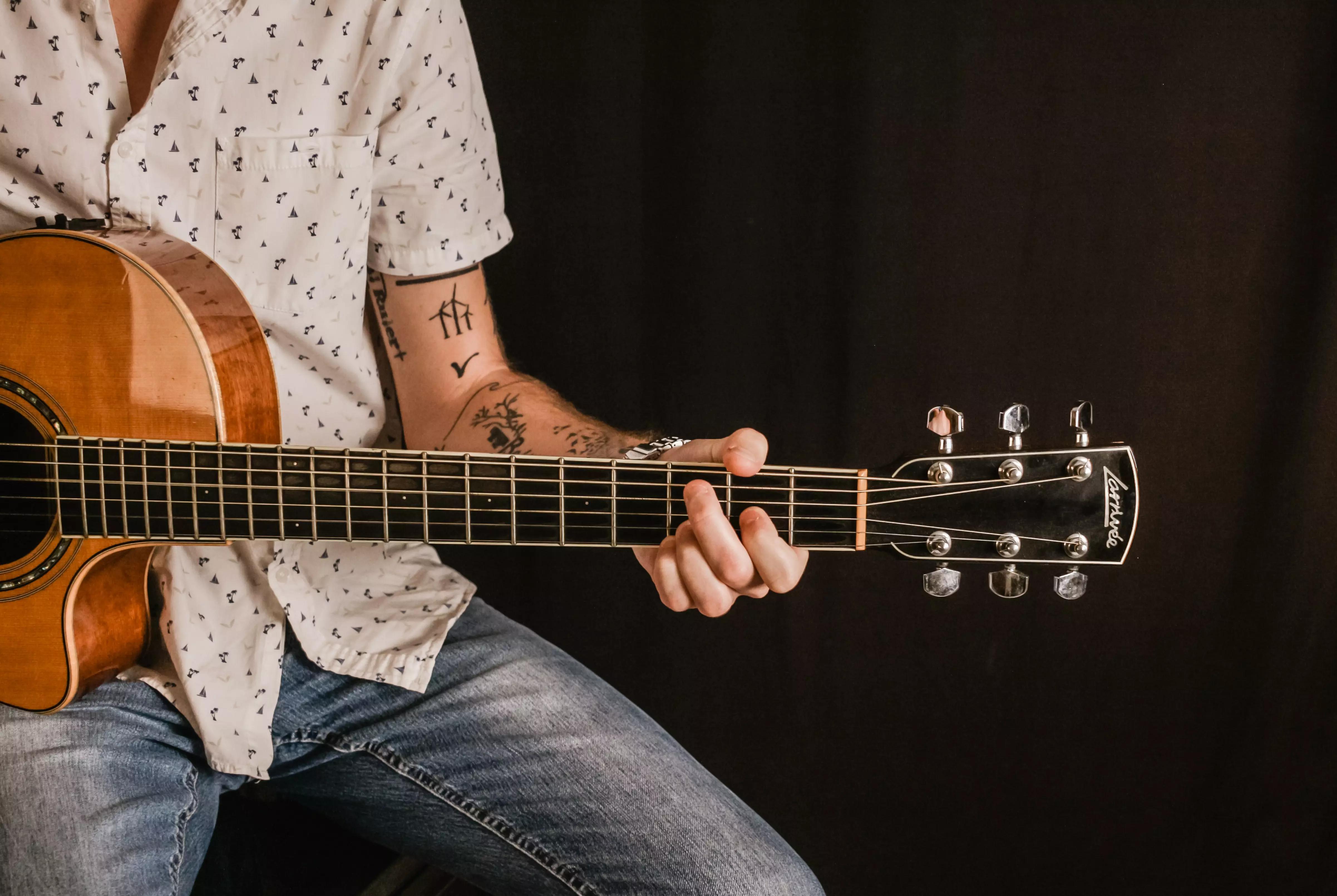Tocar guitarra é uma questão de prática