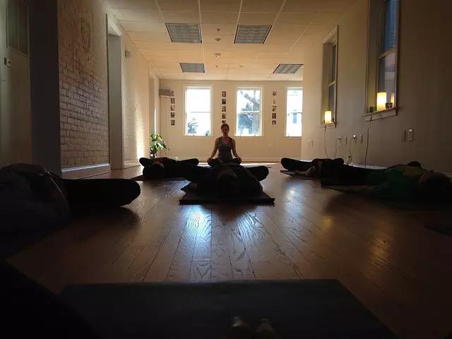 Uma prática de yoga em uma sala