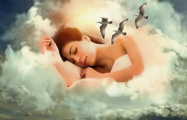 Uma mulher meditando com nuvens e pássaros voando
