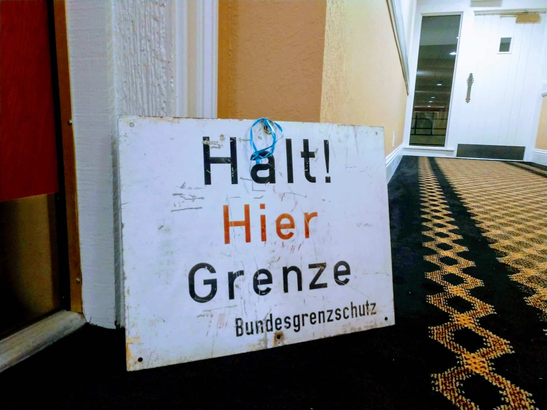 placa sinalizando informações em alemão