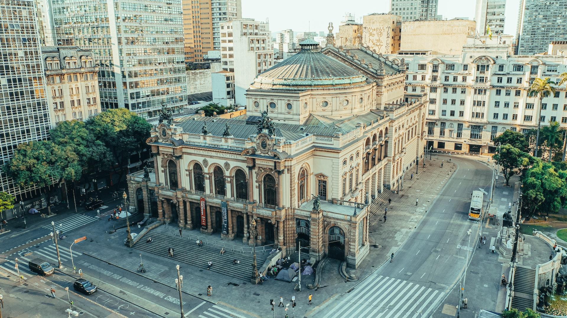 Teatro Municipal de São Paulo visto por fora de forma geral.