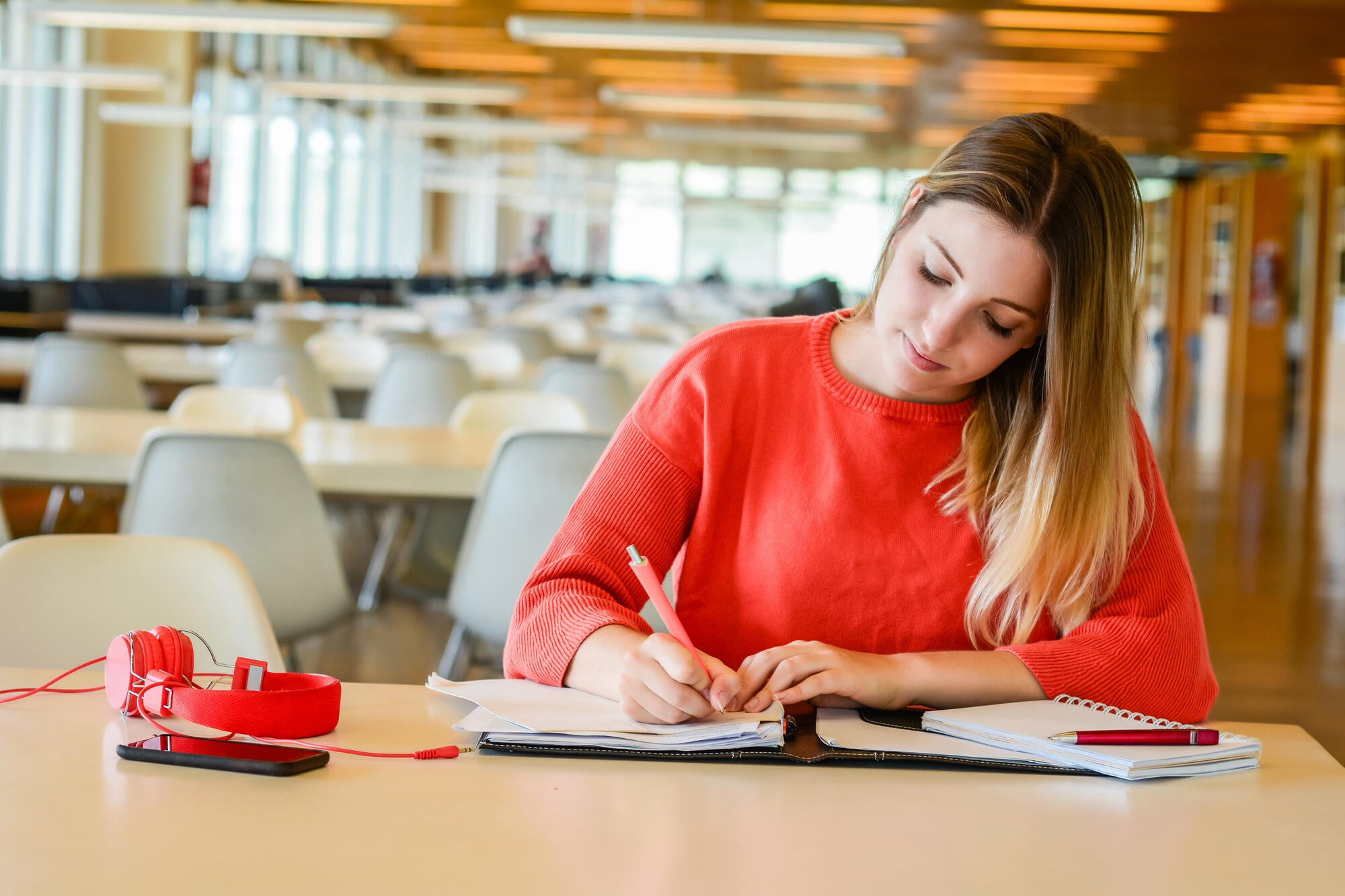 Estudante estudando alemão na biblioteca.