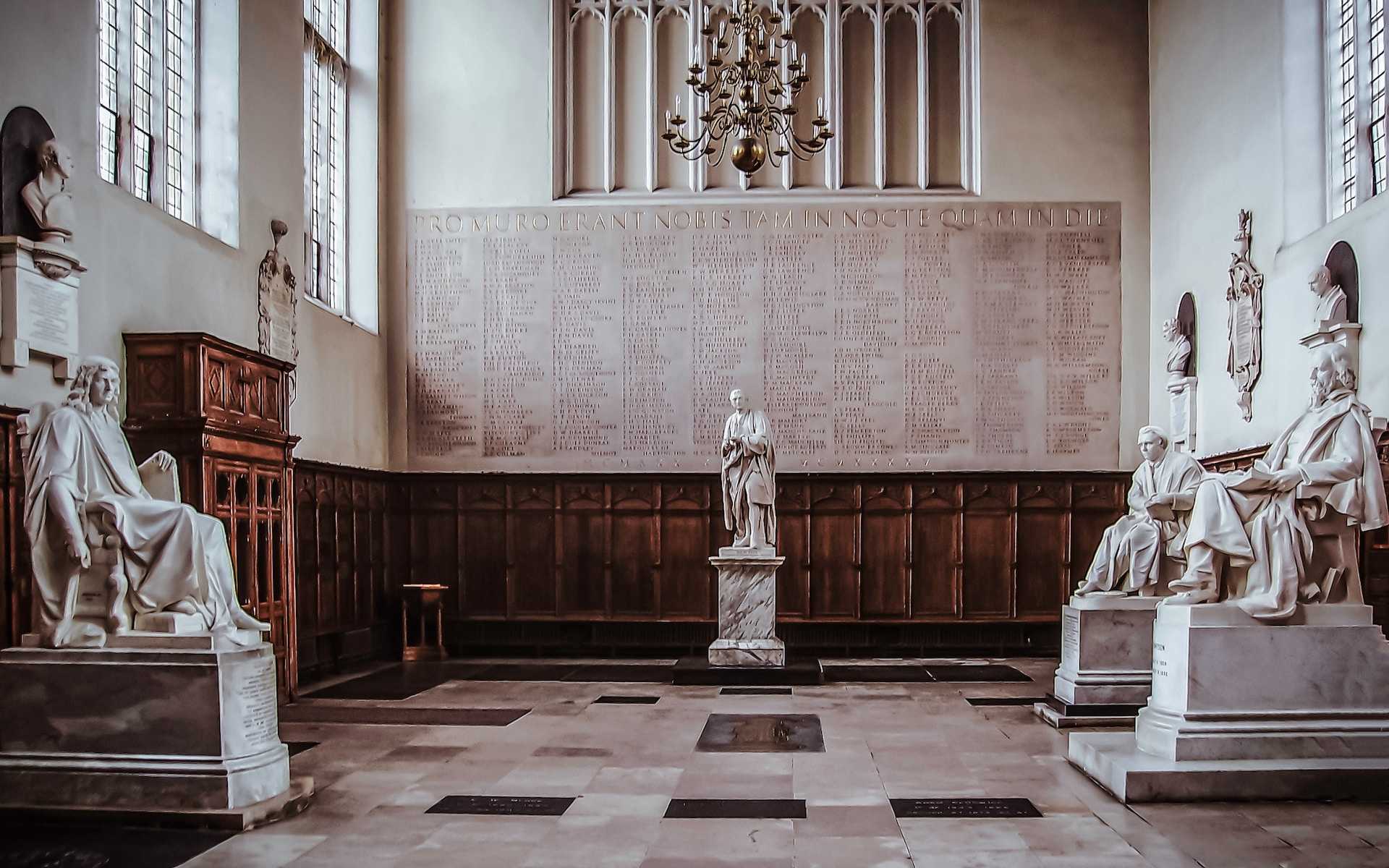 Parte da universidade de Cambridge destinada a homenagear grandes nomes. Podemos localizar uma estátua de Newton.
