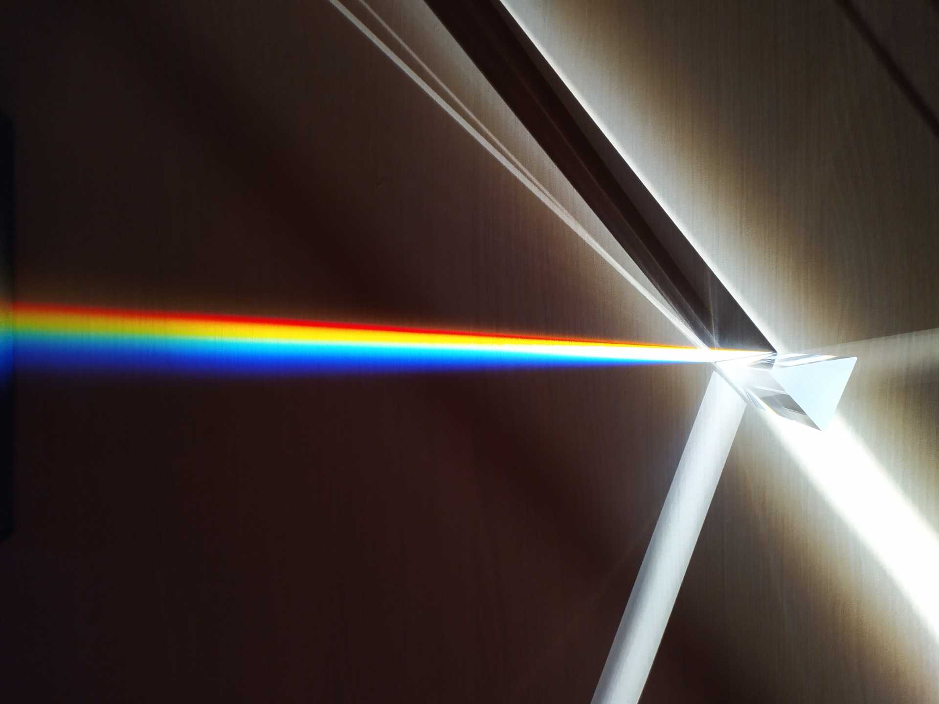 Decomposição da luz sob o prisma. 