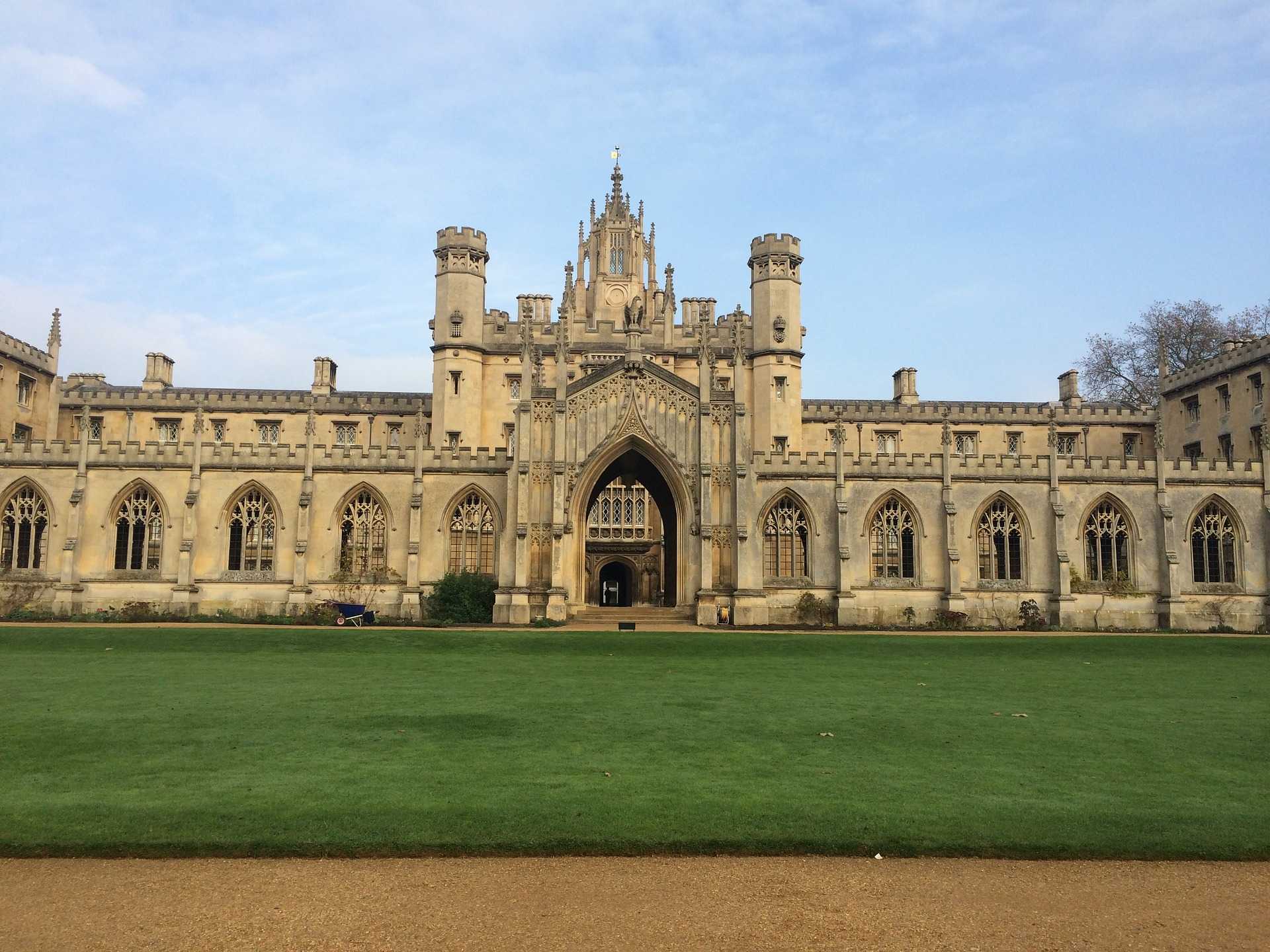 Universidade de Cambridge em dia ensolarado.
