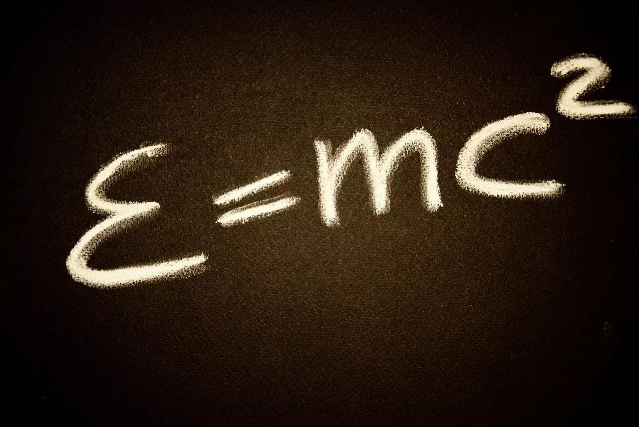 Albert Einstein revolucionou os alicerces da Física quando publicou sua Teoria da Relatividade Restrita.