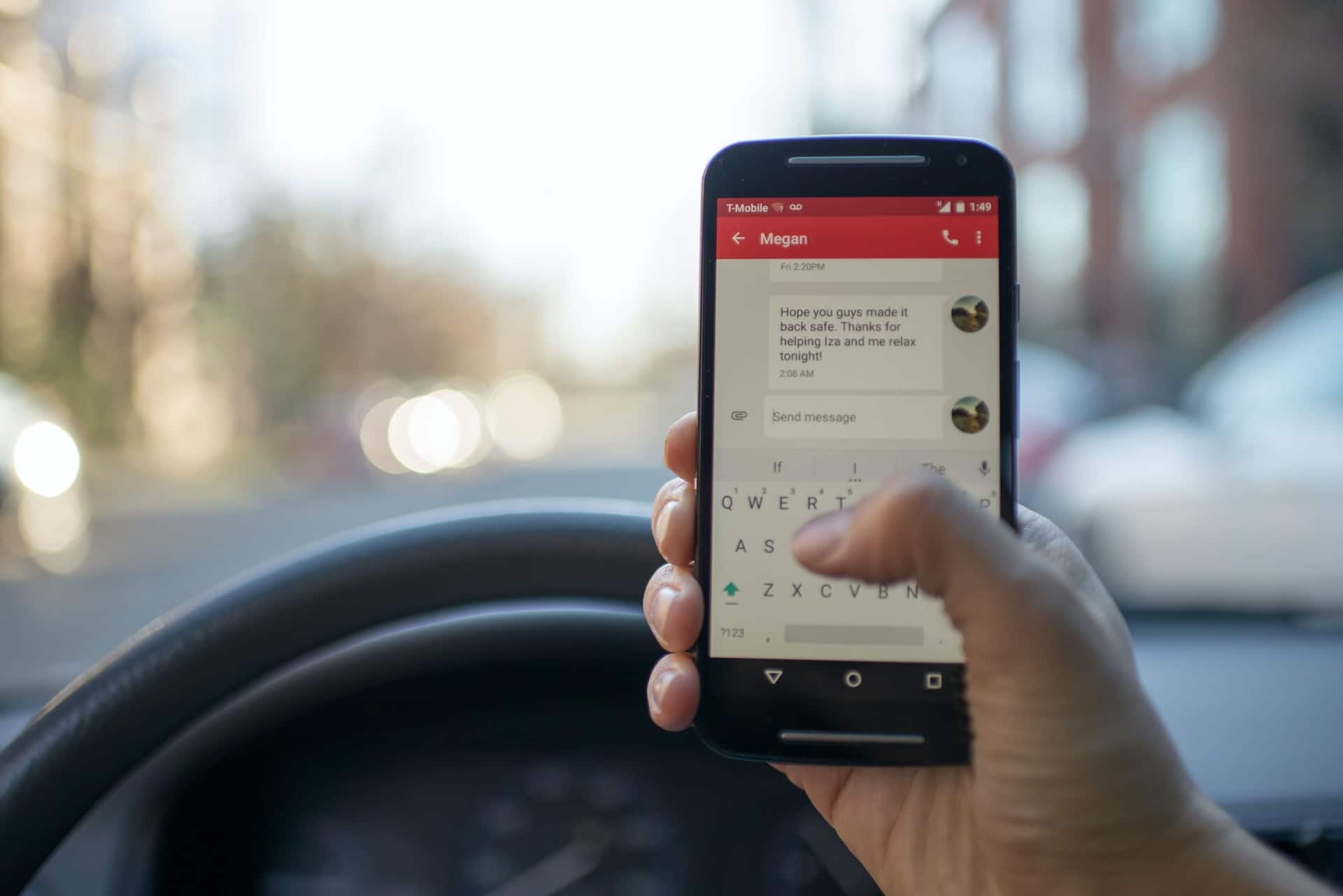 Celular na mão ao volante