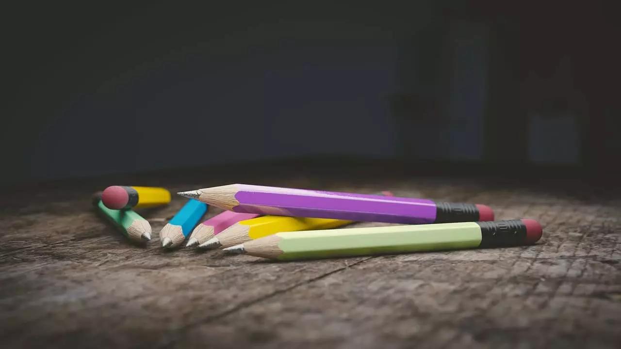 O reforço escolar para estudantes em dificuldade.