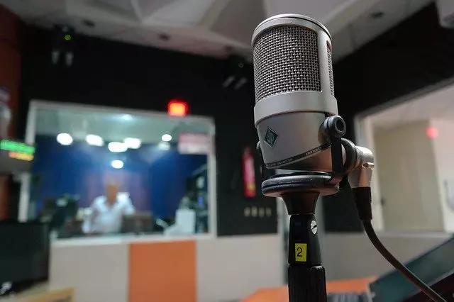 Microfone profissional em um estúdio de difusão e gravação.