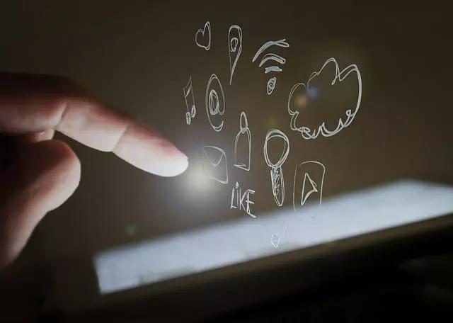 Com um dedo pode aceder a um mundo escolar virtual