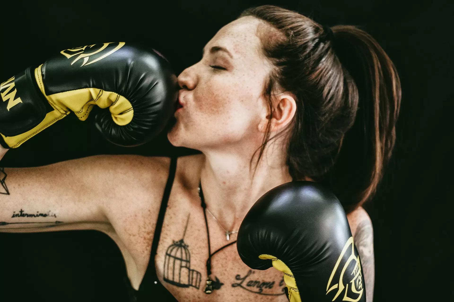 Mulheres fazendo aula de boxe para defesa pessoal.