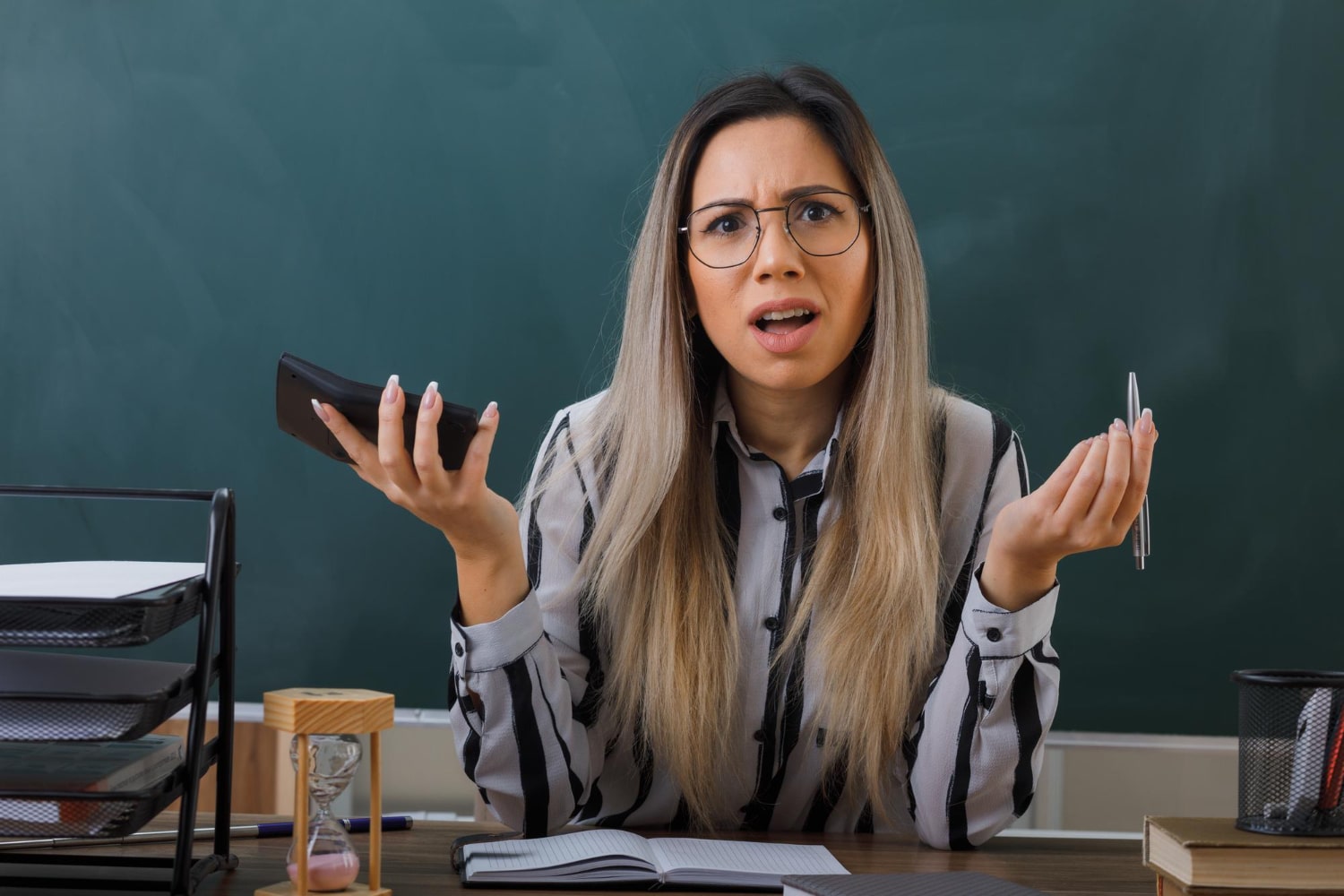 Mulher com duvida nos calculos com calculadora