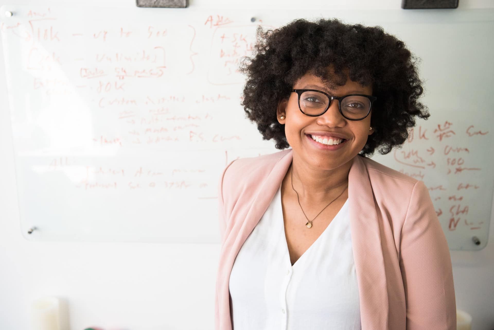 Moça negra de oculos de grau sorrindo bem linda