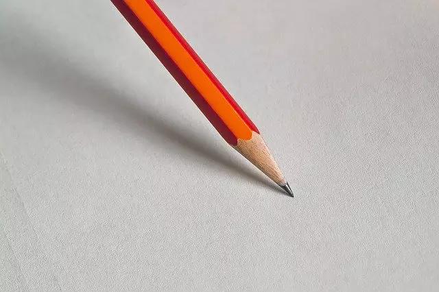 lápis de cor grafite sobre folha de papel