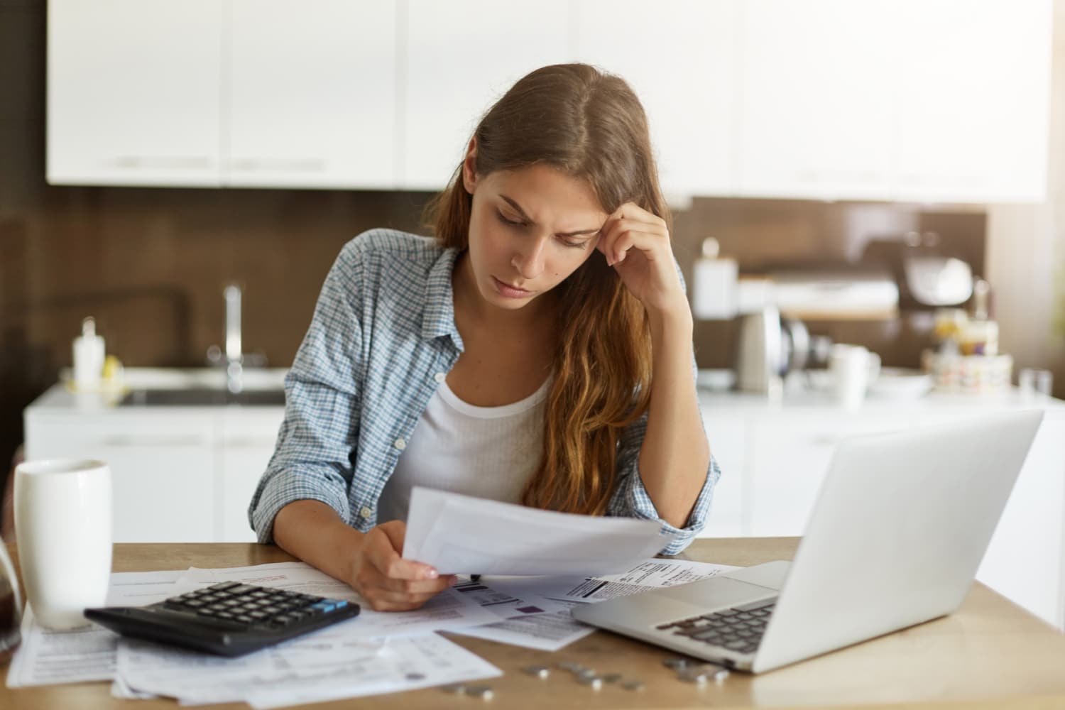 Jovem com papeis administrativos e computador