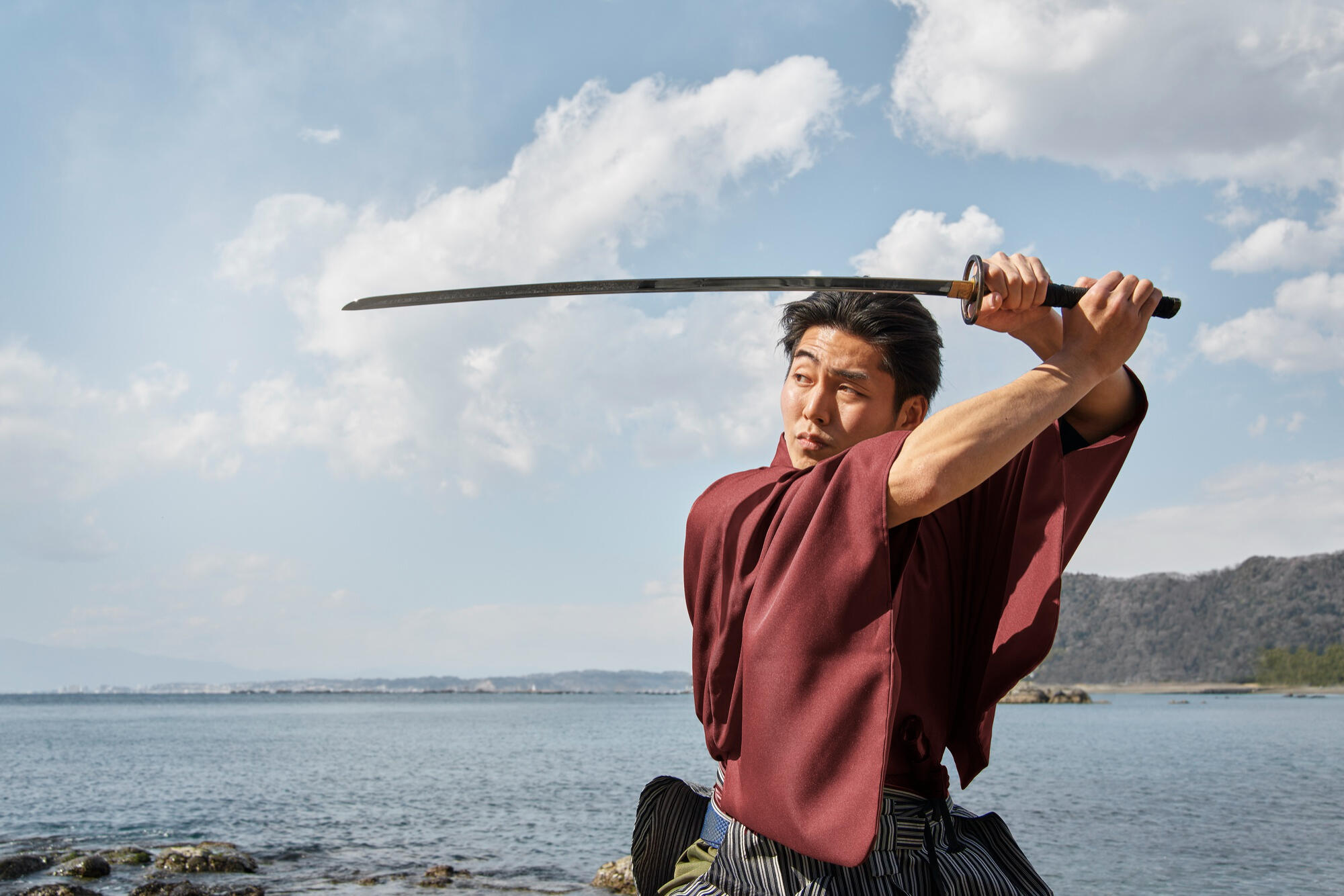Samurai com espada japonesa na mão.