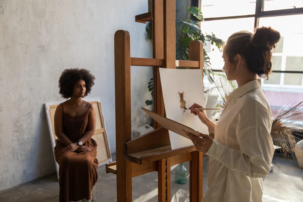 Artista feminina pinta uma mulher