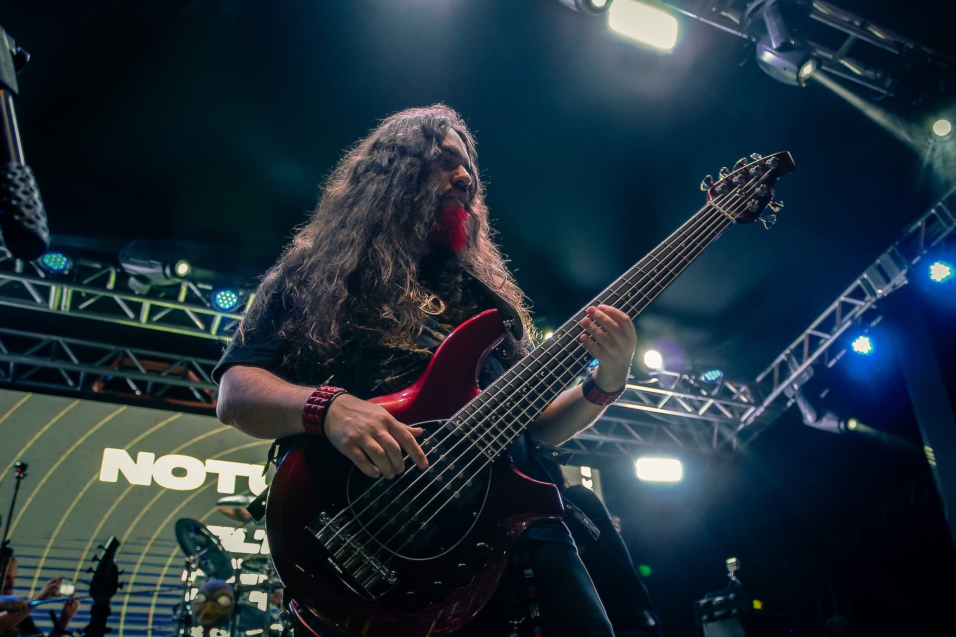 Rockeiro tocando guitarra
