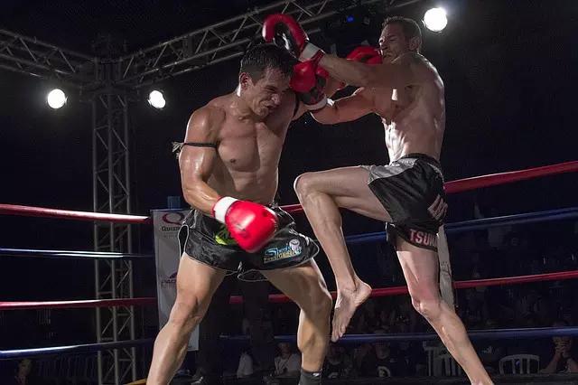 boxeador sendo golpeado na cabeça