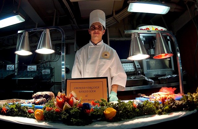 Chef na cozinha com um certificado