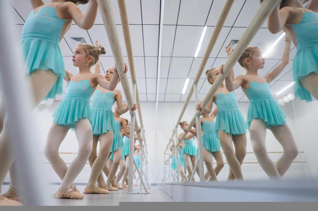 Crianças dançando ballet clássico em uma academia de dança