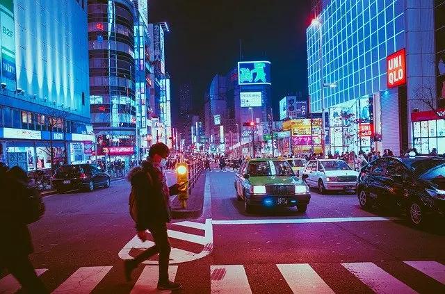 Japonês atravessando uma rua movimentada.