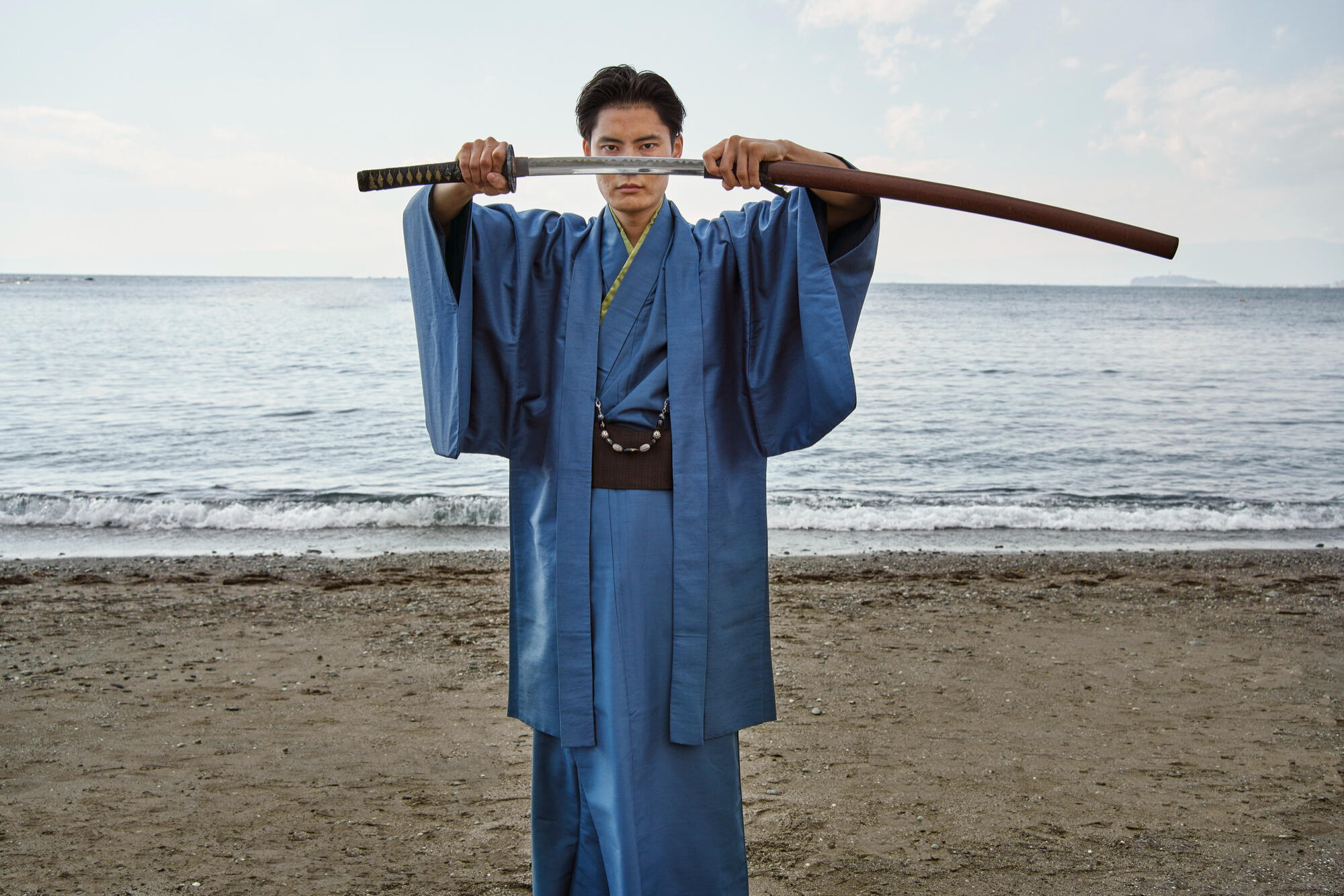Samurai com uma espada na mão.